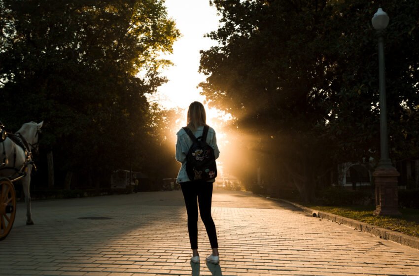 faceless-woman-park-sunset faceless-woman-park-sunset